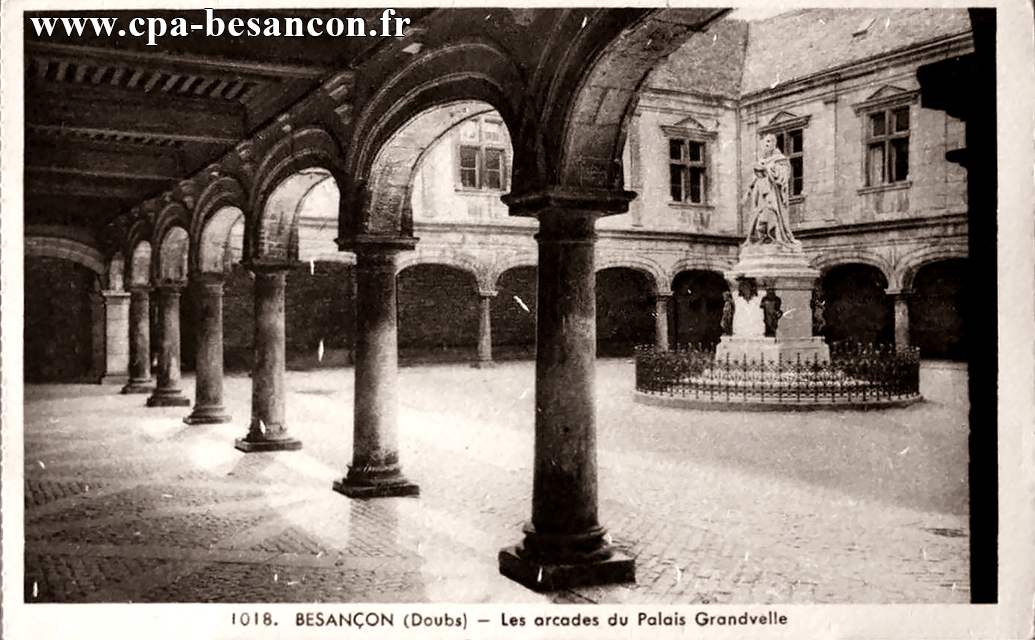 1018. BESANÇON (Doubs) - Les arcades du Palais Grandvelle